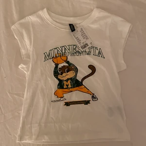 Helt ny topp från h&m 🤍 - Helt ny topp från h&m som endast är testad!   60 kr, frakten inräknad 🤍