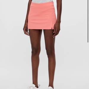 Jlindeberg kjol med inbyggda shorts under. Supersöt i coralfärg.Passar perfekt för golf eller padel. Xs. Aldrig använd bara tagit bort lappen. Sista bilden är hur den ser ut på mig fast i blått. Nypris 600kr