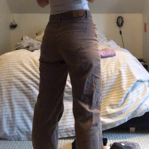 Raka bruna byxor  - Bruna byxor med rak passform. 