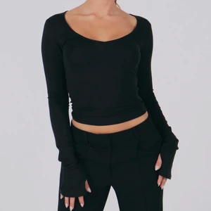 Tröja från A-DSGN  - Säljer denna populära superfina tröja från Alice Stenlöfs märke A-dsgn! Stolek M! Jag har normalt S i tröjor! Använd 1 gång! Nypris 499kr 