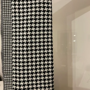 Halsduk Gina tricot  - Svart / vitt halsduk helt ny från Gina tricot . Passformen är tjock perfekt till vintern :) 