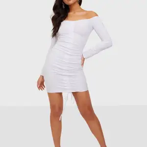 Säljer en fin vit klänning som var tänkt att användas på halloween men som inte passade. Enbart testad och lapparna finns kvar. Säljer för 100kr+ frakt. 