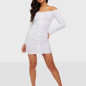 Missguided- vit klänning - Säljer en fin vit klänning som var tänkt att användas på halloween men som inte passade. Enbart testad och lapparna finns kvar. Säljer för 100kr+ frakt. 