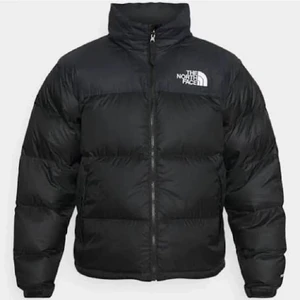 The north face jacka  - Pågrund av återbud så lägger jag nu ut min jacka för försäljning igen. Den är använd sparsamt en vinter. Köpte den för ca 2500kr. Den är k storlek xs men passar upp till M beroende på hur man vill att den ska sitta. Bara att höra av sig om du har några funderingar!💞❌då många är intresserade kommer jag nu att starta en budgivning, om man vill lägga ett bud så får man minst öka priset med 50kr.❌om det är någon som vill köpa den direkt för 2000kr kommer jag inte ta hänsyn till budgivningen!💞