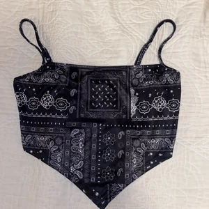 topp - Säljer denna jättefina topp i storlek S eftersom jag har fler likadana toppar fast med annat mönster på. Den är väldigt strechig så skulle säga att den passar S/M. Aldrig använt. Säljer den för 60 kr + frakt💞