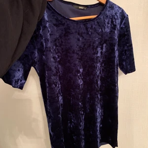 T-shirt - Cool och unik t-shirt från only 💙💙 knappt använd. Ganska stor i storleken