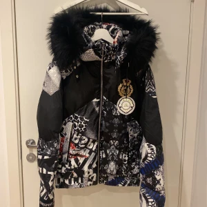 doudoune horspist jacka - Tjena! Säljer min helt nya doudoune horspist jacka. Modellen är Doudoune Horspist Juan med päls. Säljer jackan då den är för liten för mig då jag är en L i storlek och inte en M som jag trodde. Nypriset på denna modellen är 4300kr (utan päls) men jag säljer min för 2700kr. Priset är såklart prutbart. Köparen står för frakt! 😊