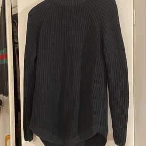 Lång stickad tröja - Långärmad stickad tröja från Gina Tricot, tröjan går ner över rumpan och är lite kortare framtill. Storlek Xs men passar även en S. Skriv för mer bilder💕