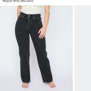 Svarta jeans från BIKBOK i Wide Leg 980 modellen. Storlek 28/32 och sitter perfekt på mig som är 36/38 vanligtvis. Nypris 599 kr. Frakt tillkommer.