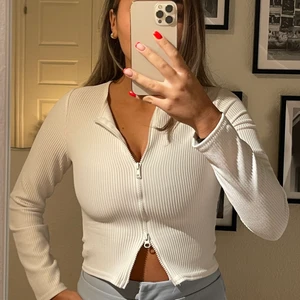 Tröja - Underbar tröja som du kan styla lite hur du vill, dragkedja går att justera upp samt ner hela vägen, du bestämmer helt själv!! Mjukt o bekvämt matrial och passar till ALLT! Tveka inte skriv dm vid intresse så kan vi diskutera ett BRA pris❤️