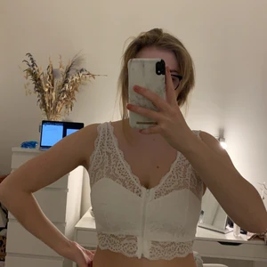 Bralette - Vit spetsbh som stängs med blixtlås på framsidan. Tyvärr för liten