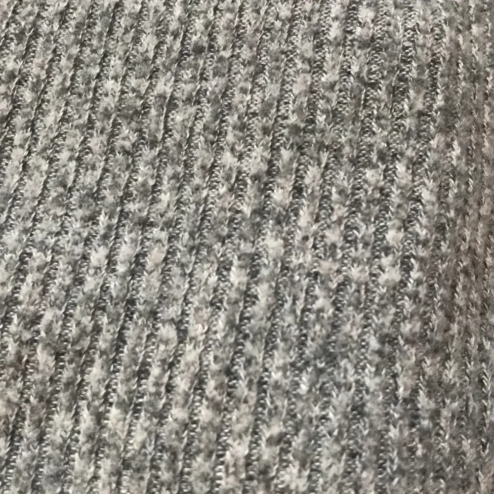 En gråaktig tröja med lite polo. Den är använd ett fåtal par gånger och sitter ganska tajt. Den är i storlek xs och har ett slags ribbat tyg. Denna säljs för 50+ 30 i frakt. Toppar.