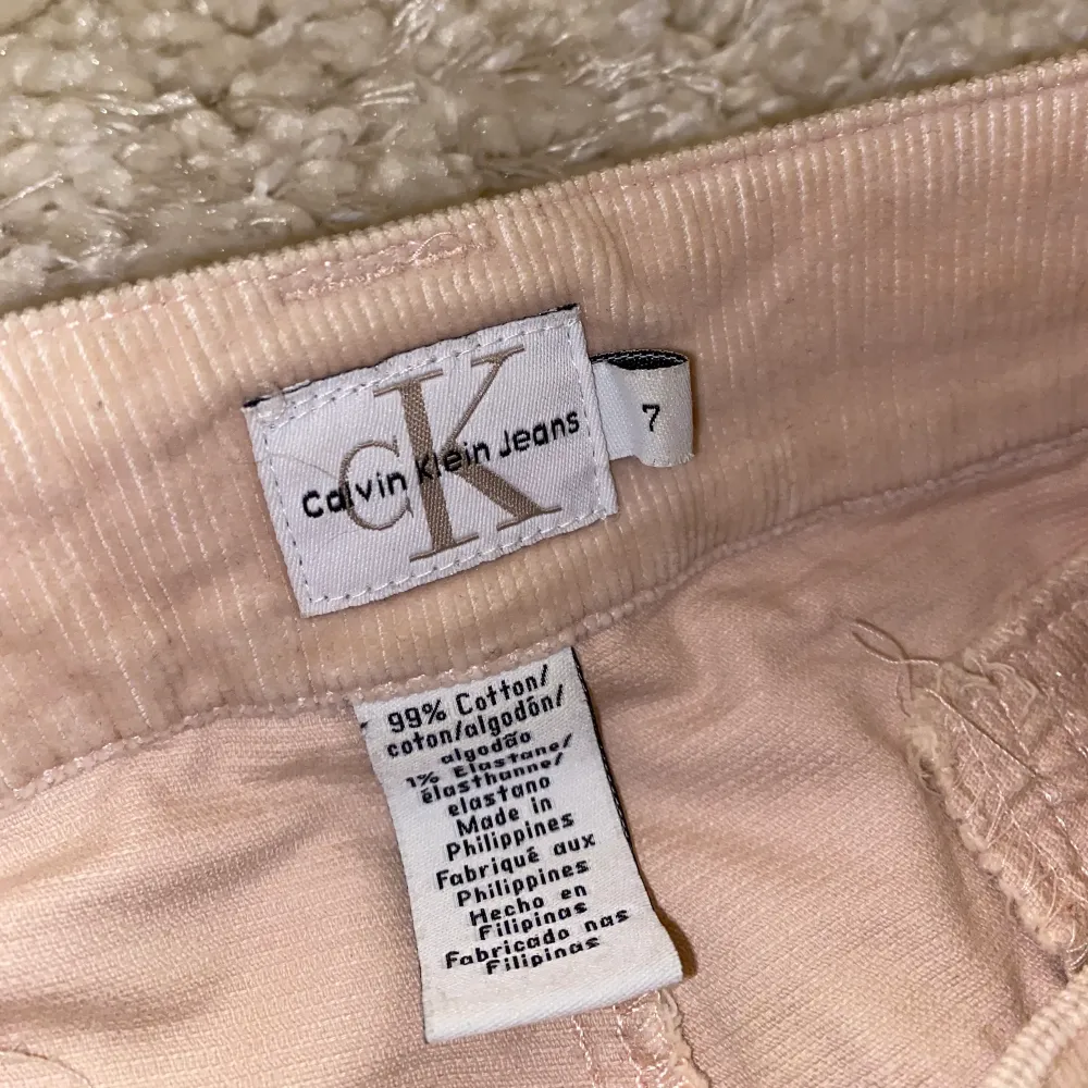 Vintage Manchester kjol från Calvin Klein. Skit cool lågmidjad kjol. Ljusrosa färg. Säljer för 150kr💕✨✨. Kjolar.