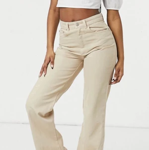 Beige jeans NYA! - Säljer ett helt par nya beige jeans med prislapp kvar 💕  •Storlek S •Prislapp kvar! •Endast testade •200kr + frakt 📦  •Färg: Beige  •Märke stradivarius  •Säljer pågrund av att de inte passa som jag ville annars superfina så det var synd 💕