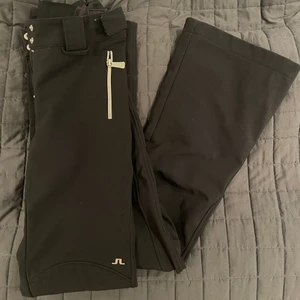 J lindeberg skidbyxa - Snygg och bekväm skidbyxa från J lindeberg. Modellen är ”bootcut” så det är en riktigt snygg passform. Jättefina i användning, inget slitage eller skador på byxan. 