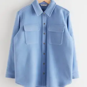 Blå oversized overshirt i ull från & Other Stories. Str 34-36. Oversized fit men passar mig som har xs. Inga tecken på användning. 500 SEK, Nypris 1300 kr.