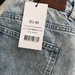 Helt nya jeans från NAKD - Helt nya jeans från Nakd med lappen kvar! Jeansen har hål/slitningar på båda knän. Säljes då de var alldeles för stora för mig! 