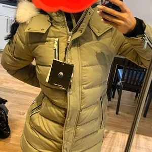 Moose knuckles dam green parka  - Ny jacka inköpt förra året för 12399:- produkttagg och överdragskydd kvar. 
