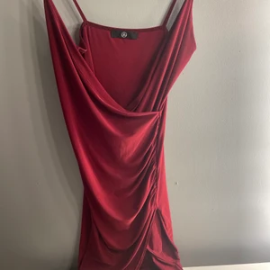 Klänning - Klänning från missguided i vinröd färg. Sitter väldigt bra och skönt material. 