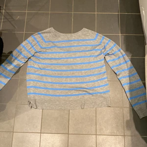 Randig tröja Zara  - Hej! Jag säljer denna skit snygga och trendiga tröjan från Zara! Säljer den på grund av att den har 2 små hål på framsidan men det är inget man ser tydligt💓 det tycker inte jag ialfall. Har även 2 av denna tröjan så det är också en anledning.   :)).   Pris går Såklart att diskutera 