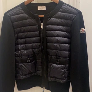 Moncler Cardigen  - Säljer min snygga moncler cardigan som är köpt på my Theresa, storlek xs och säljer då den inte kommer till användning. Jättebra skick💕 Kan gå ner lite i pris för en snabb affär🙌