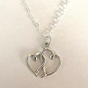 Halsband hjärtan - Så najs halsband med hjärtan på!💓 Halsbanden går att få med antingen kedja eller svart band! Halsbandet med svart band går att justera mellan 45-50cm, knäppe syns på sista bilden👍🏼 Halsbandet med kedja är cirka 40-42cm runtom! Frakt är alltid 12kr!🎀