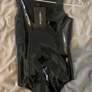 Vinylbody - Snygg body jag köpte för ca 2 år sedan, glömt bort att jag har den och nu passar den inte tyvärr, därav aldrig använd med lapp kvar.