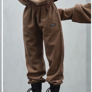 Sistersandseekers sweatpants 34-46 - Snyggt och sköna mjukisbyxor! Använt 1 ggr. Storlek UK6 Nypris 550kr men säljer den 250kr.