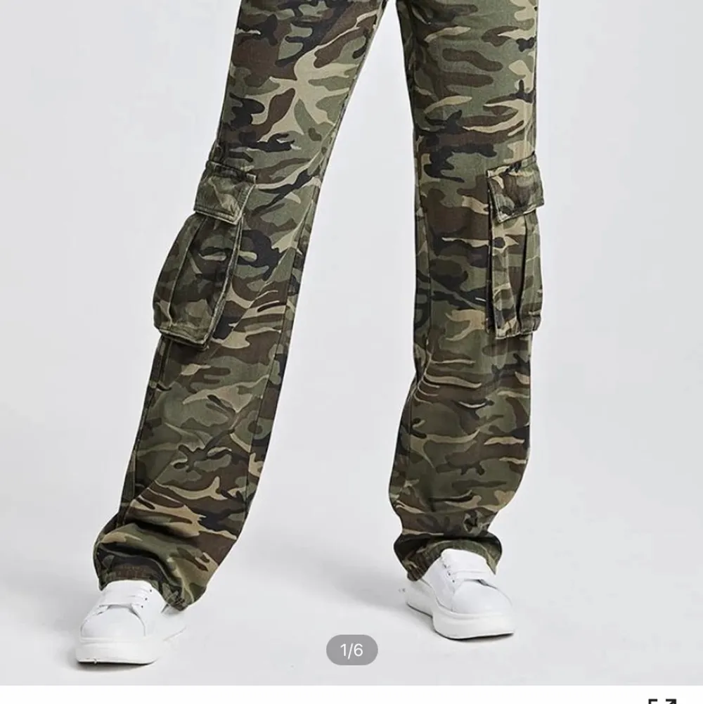 Cargo byxor i militär mönster. Inte stretchiga o små i strl. Jeans & Byxor.