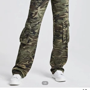Cargo pants - Cargo byxor i militär mönster. Inte stretchiga o små i strl