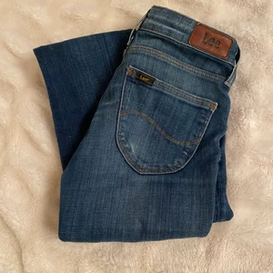 LEE bootcut jeans  - Bootcut jeans från Lee. Använda men i bra skick. Storlek W24 L31 💙 Möts upp på Östermalmstorg annars står köparen för frakt!