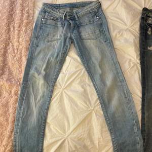 Jättefina lågmidjade jeans från g-star, långa i benen och har även en slits nertill på båda benen!! 