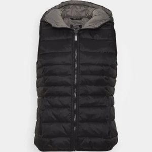 Väst  - Hej, beställde denna väst i storlek 36 från only. Det passade inte mig så tänkte skicka tillbaka den. Men kolla först här om det är någon som är intresserade. Köpt för 399kr endast testad med prislapp kvar. 