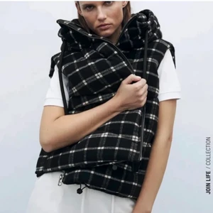 Zara väst - Intressekoll på denna populära västen från Zara. Stolek S, men passar allt från XS-L. Knappt använd. Tar emot bud. Finns annonsen kvar, finns västen kvar!!! Hör gärna av dig till mig om du är intereserad.