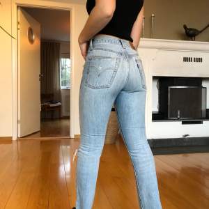 Slitna Levis jeans, ingen stretch. Smal passform. 