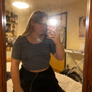 Randig top - En blåvit randig top från h&m i storlek M. Säljes på grund av att den inte används längre 