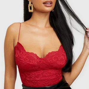 Lace Strap Bodysuit - Supersnygg röd slutsåld lace strap bodysuit som jag hade köpt förra året från Nelly haft den på endast 1x (lånad bilder)