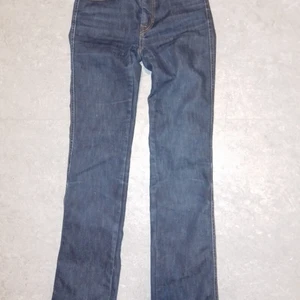Filippa K helt sprillans nya jeans STL s - Jag är 178com och på längden var dem bra när jag mätte i affären och drog upp dem mot skrevet. Jag hatar att prova kläder. Men jag fick inte upp dem över rumpan när jag kom hem har nu efter barnen rumpa STL 40 41 detta passar midja 36 37.. ny pris 1900 ditt pris för det är jul 1100kr har Swish Medis i Stockholm 