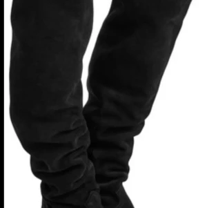 Isabel Marant Ranald slt. 37 - Isabel Marant overknee boots i brun mocka. Använda en gång så i nyskick. Ingen låda finns kvar. Stl. 37, modell Ranald. Pris kan diskuteras vid snabb affär!