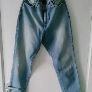 Light blue Lee jeans, size 40 or 31x31, worn a few times, in great condition. 100% cotton so it doesn't stretch, selling because unfortunately it no longer fits me. 