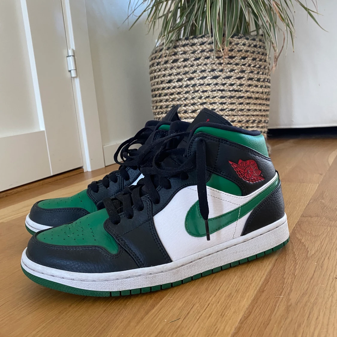 Air Jordans 1 mid green toe
