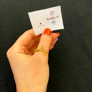 Anti-Stressringar - Vi är ett UF-företag som säljer Anti-Stressringar. Ringarna är justerbara i storlek och finns i guld och i silver. Kulorna på ringen går att röra och är därför bra för de som biter eller river på fingrarna/naglarna, eller för de som bara behöver något att pilla på! Till skillnad från en ”stressleksak” så är denna lätt att ta med sig överallt, låter inte eller stör omgivningen och är samtidigt ett fint smycke💍🦋 Om du är intresserad så skriv här på Plick eller kolla in vår instagram @nostress_uf21