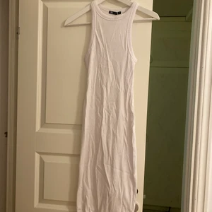 Ribbad långklänning  - Ribbad långklänning från Zara med etiketter kvar, så helt oanvänd!