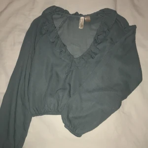 Blågrön croppad blus från h&m - Jättefin blågrön croppad blus ifrån h&m i storlek 36/S. 💖 volang och vringning.