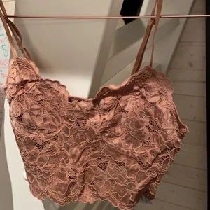 Spetsigt linne - Säljer detta spetsiga linne från zara som tyvärr är för litet, var litet redan när jag köpte det så aldrig använt, bara testat