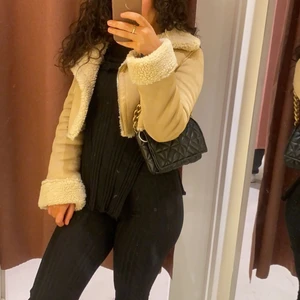 Jacka  - Säljer denna jacka då den inte kommer till användning 💛