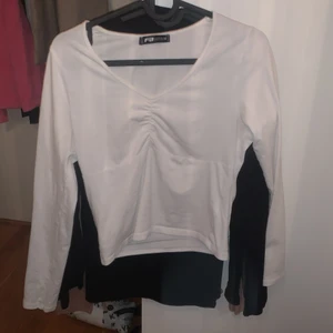 Vit tröja - Storlek M, sitter mer som en S.