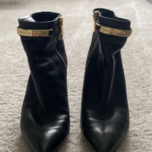 Design skor från Micheal kors  - Micheal kors stövletter i storlek 37. 