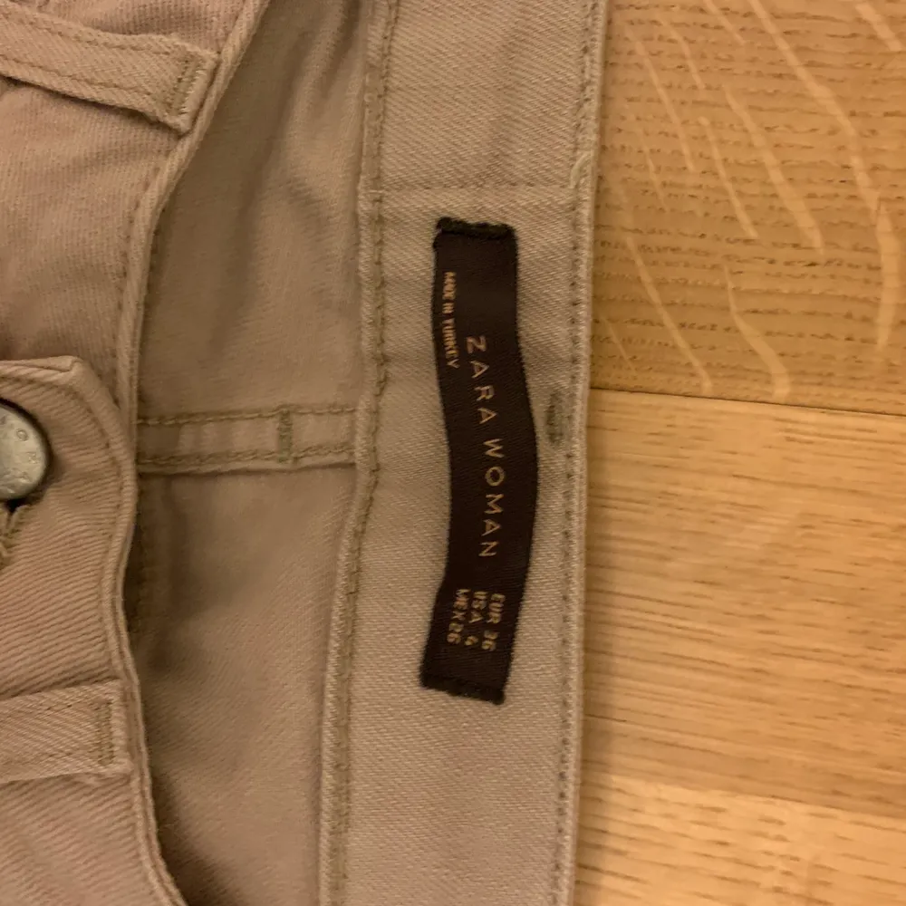 lågmidjade jeans från zara i bra skick. säljer pga att dem it passar mig. nypris ca 400kr. köparen står för frakten🥰. Jeans & Byxor.