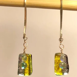 Guldfärgade örhängen - Handgjorda örhängen i glas och 925 Stirling silver, finns endast i ett ex.